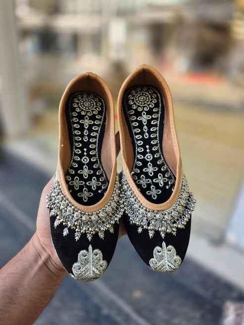 Mehrnoor Noir Embellished Jutti