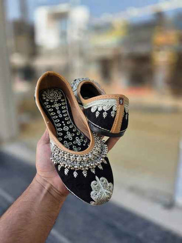 Mehrnoor Noir Embellished Jutti